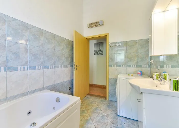 Crno شقة زادار